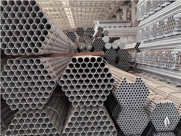 Galvanized seamless pipe